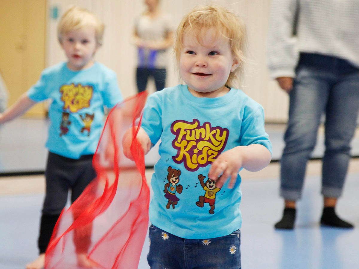 Litet barn dansar med röd scarf på FunkyKidz