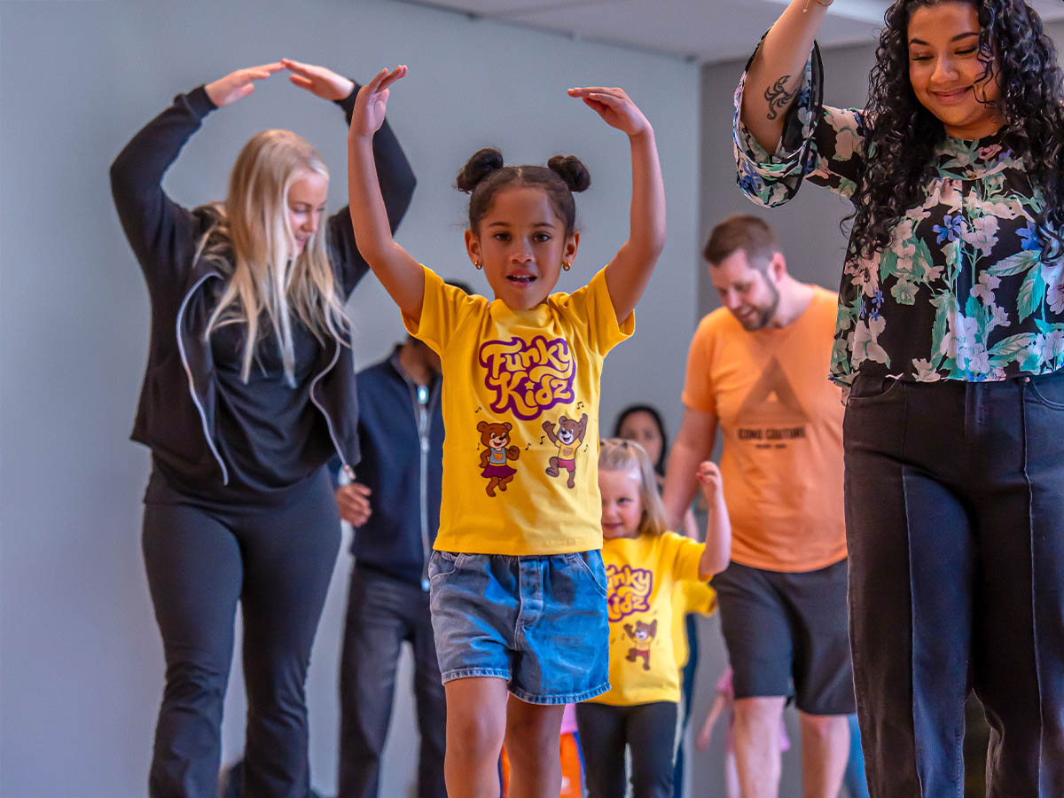 Barn och vuxna dansar tillsammans på FunkyKidz