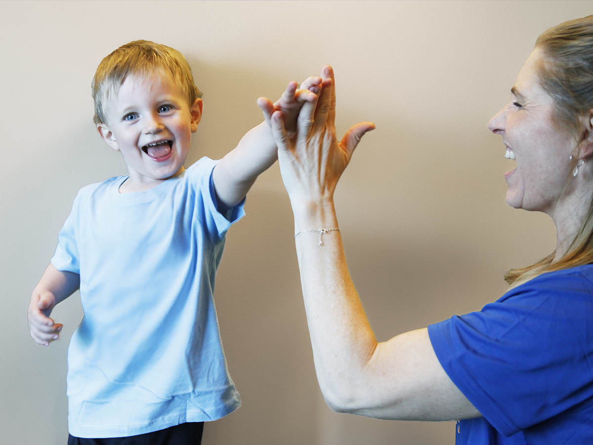Glatt barn ger ledare high five på FunkyKidz