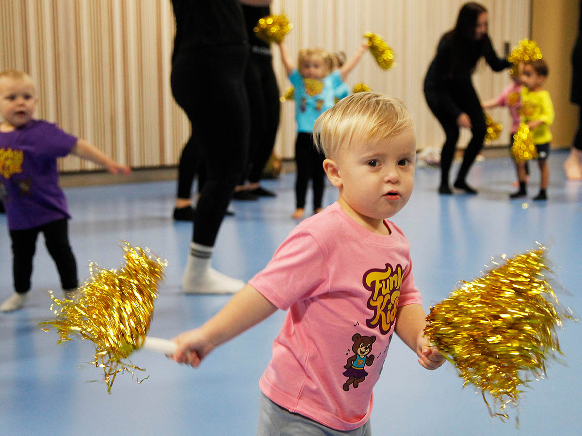Barn dansar med guldpompoms på FunkyKidz
