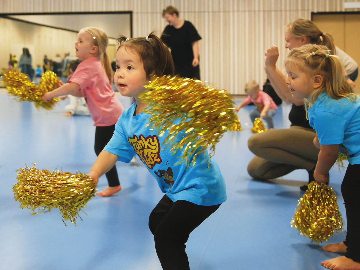 Barn dansar med pompoms på FunkyKidz