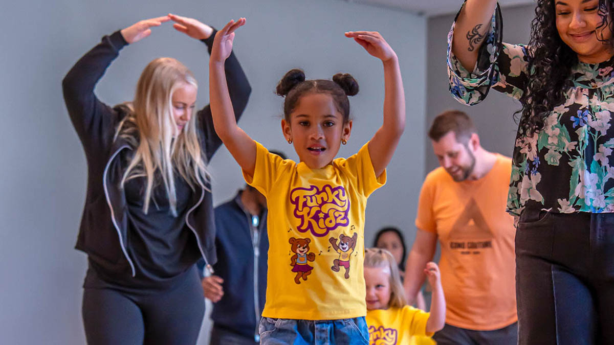 Barn och vuxna dansar tillsammans på FunkyKidz