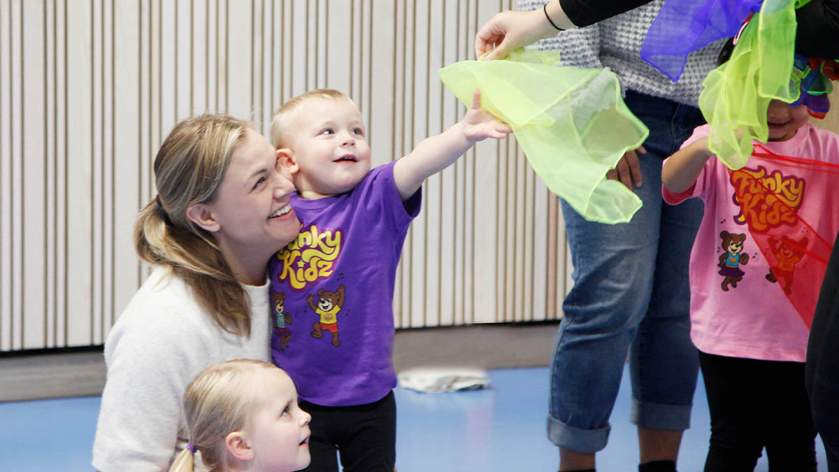 Barn leker med färgglada danssjalar på FunkyKidz