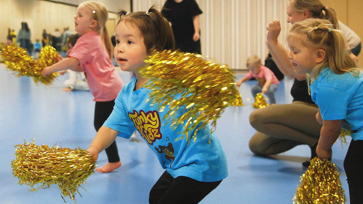 Barn dansar med pompoms på FunkyKidz