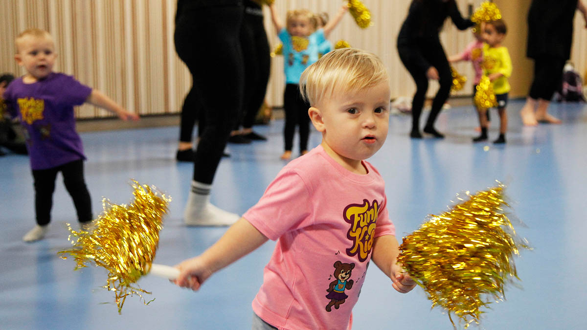 Barn dansar med pompoms på FunkyKidz