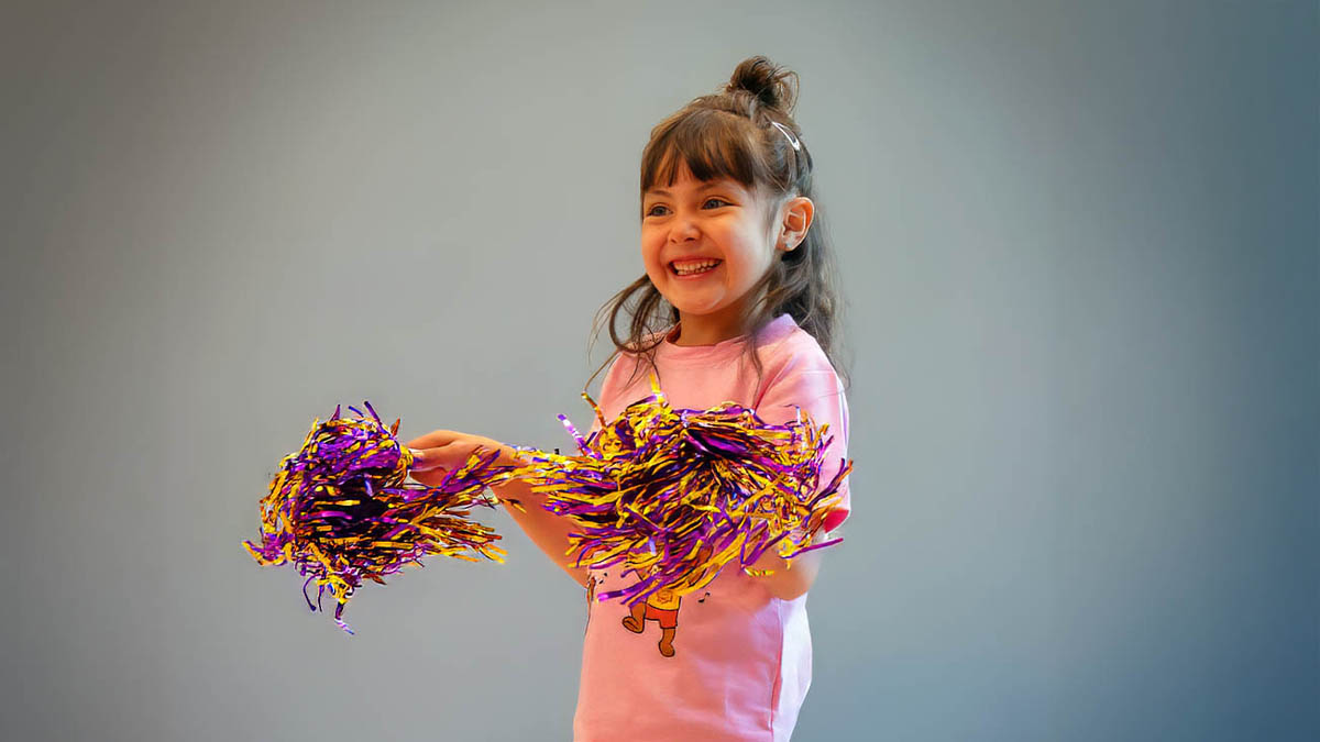 Barn dansar med pompoms på FunkyKidz