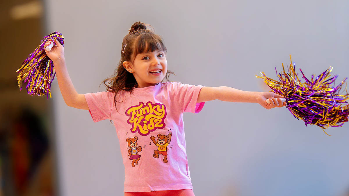 Glatt barn dansar med pompoms på FunkyKidz