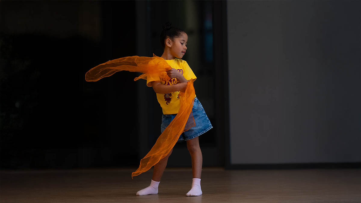 Flicka dansar med orange scarf på FunkyKidz